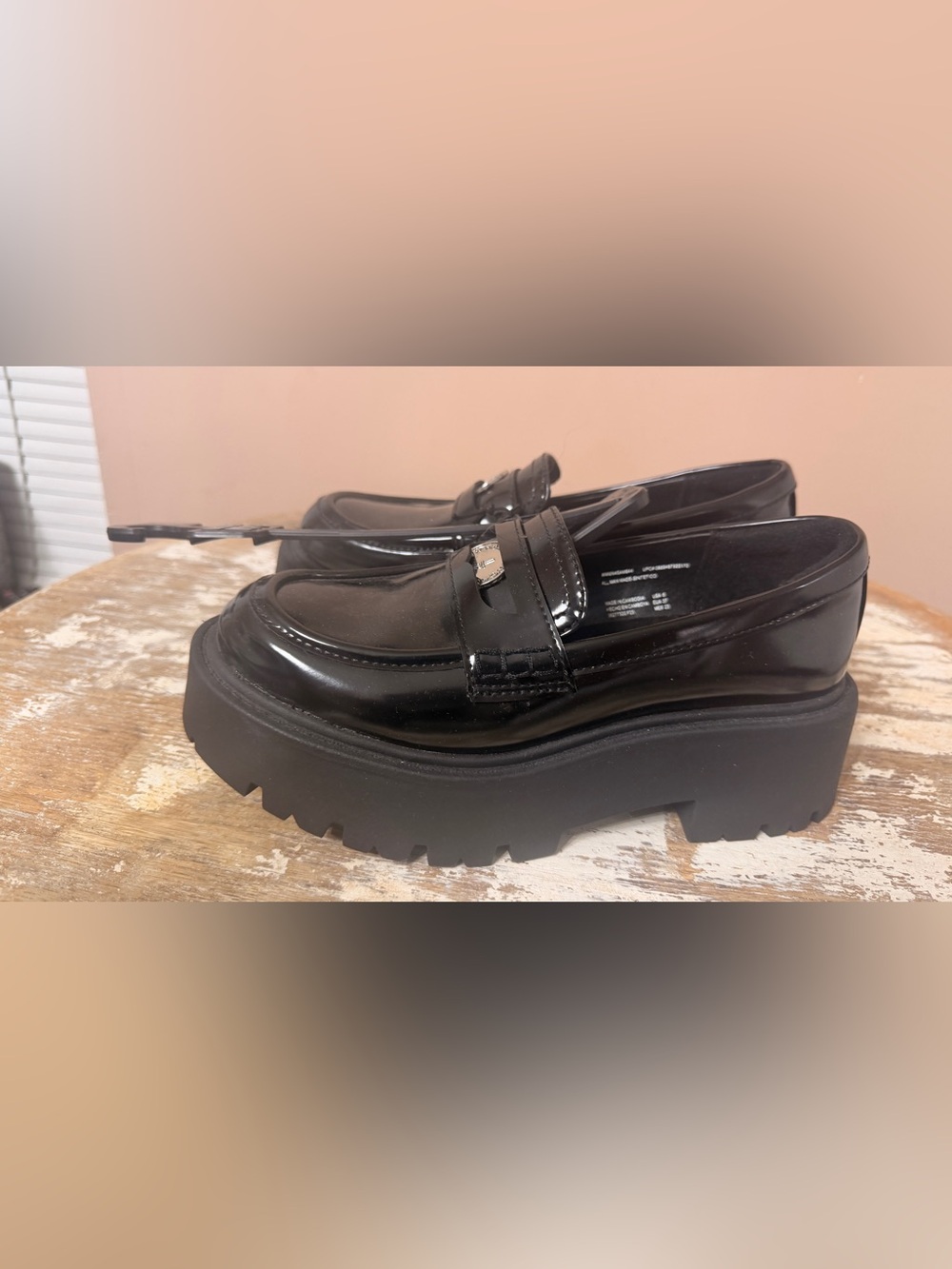 NWT Steve Madden Black Patent Platform Penny Loafers with Silver Medallion - Picture 4 of 4